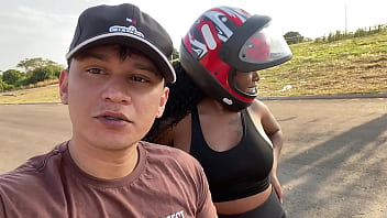 Casada infiel encontra colega de academia e acaba aceitando a proposta para fuder dentro do mato a safada meteu gostoso no pelo e pediu leite no bunda