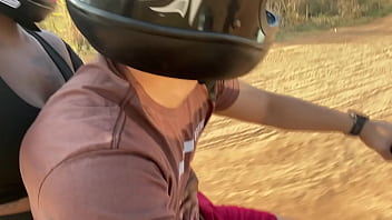 Casada infiel encontra colega de academia e acaba aceitando a proposta para fuder dentro do mato a safada meteu gostoso no pelo e pediu leite no bunda