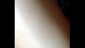 Revisando el material antes de follar