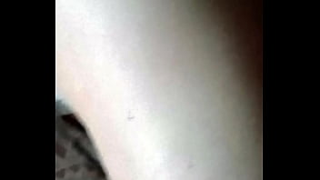 Revisando el material antes de follar