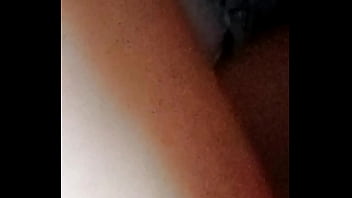 Revisando el material antes de follar