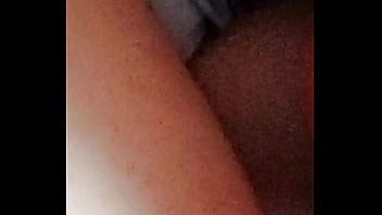 Revisando el material antes de follar