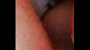 Revisando el material antes de follar