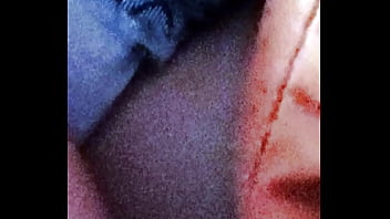 Revisando el material antes de follar