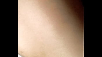 Revisando el material antes de follar