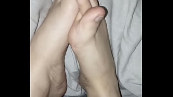 Gretala i suoi piedi nudi al naturale senza smalto