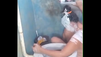 Amo me lambuzar com meu próprio vômito