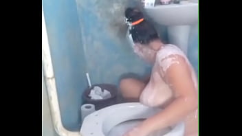 Amo me lambuzar com meu próprio vômito