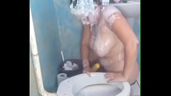 Amo me lambuzar com meu próprio vômito