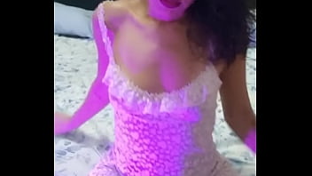 Latina gostosa fica molhada e se masturba na cama do amigo