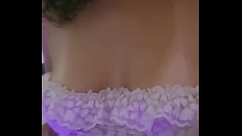 Latina gostosa fica molhada e se masturba na cama do amigo