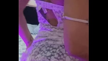 Latina gostosa fica molhada e se masturba na cama do amigo