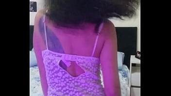 Latina gostosa fica molhada e se masturba na cama do amigo