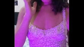 Latina gostosa fica molhada e se masturba na cama do amigo