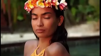 Kelly gale shows off her sexy figure for sports illustrated