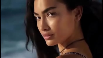 Kelly gale shows off her sexy figure for sports illustrated