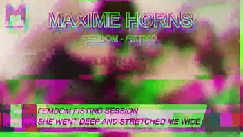 J’étais à sa merci jambes écartées poing enfoncé au plus profond de mon lix m’a complètemen