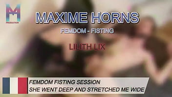 J’étais à sa merci jambes écartées poing enfoncé au plus profond de mon lix m’a complètemen