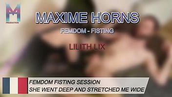 J’étais à sa merci jambes écartées poing enfoncé au plus profond de mon lix m’a complètemen