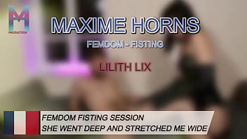 J’étais à sa merci jambes écartées poing enfoncé au plus profond de mon lix m’a complètemen