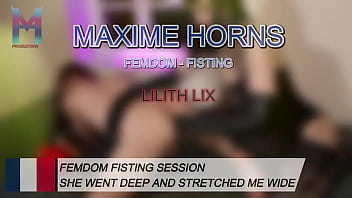 J’étais à sa merci jambes écartées poing enfoncé au plus profond de mon lix m’a complètemen