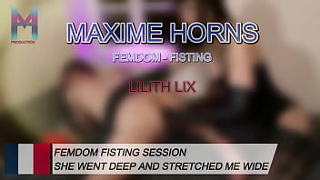 J’étais à sa merci jambes écartées poing enfoncé au plus profond de mon lix m’a complètemen