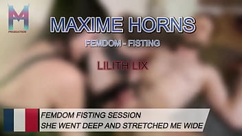 J’étais à sa merci jambes écartées poing enfoncé au plus profond de mon lix m’a complètemen