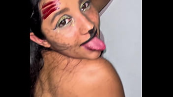 Fiesta de halloween y entran al cuarto a follar de lo caliente que estaban parecia virgen de lo cerrada que estaba