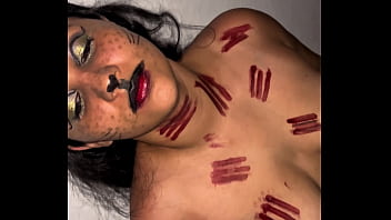 Fiesta de halloween y entran al cuarto a follar de lo caliente que estaban parecia virgen de lo cerrada que estaba