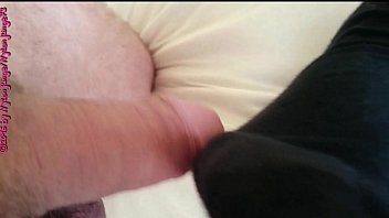 Mit bestrumpften füßen macht sich die junge frau daran mit meinem schwanz zu spielen und ihn zu massieren