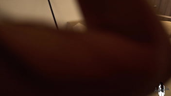 La dueña de la casa me ve desnudarme no se aguanta y tenemos sexo sin control no podemos parar