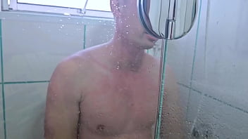 Agatha mama fui entregar a toalha para meu cunhado no banho enquanto eu limpava a casa grátis