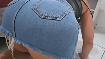 Agatha mama fui entregar a toalha para meu cunhado no banho enquanto eu limpava a casa grátis