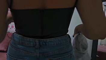 Agatha mama fui entregar a toalha para meu cunhado no banho enquanto eu limpava a casa grátis