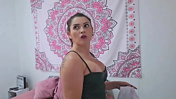 Agatha mama fui entregar a toalha para meu cunhado no banho enquanto eu limpava a casa grátis