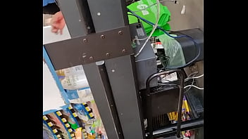 Chica con buen culo en supermercado