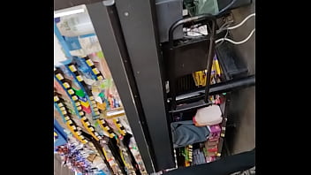 Chica con buen culo en supermercado
