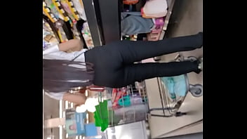 Chica con buen culo en supermercado