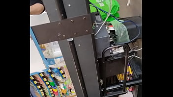 Chica con buen culo en supermercado