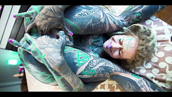 Inked girl loving anal gapes and sticky cumplay