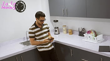 Ladronas se hacen pasar por strippers y se terminan llevando todo despues de follarse al dueño de la casa