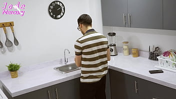 Ladronas se hacen pasar por strippers y se terminan llevando todo despues de follarse al dueño de la casa