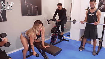 Fantasia en el gimnasio con 3 chicos me hacen sentir como una verdadera puta dpp gangbang