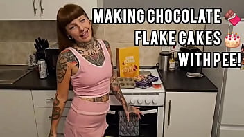 Who likes chocolate flake cakes even better with pee video in comments