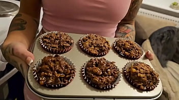Who likes chocolate flake cakes even better with pee video in comments