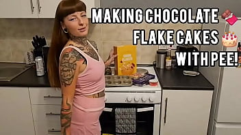 Who likes chocolate flake cakes even better with pee video in comments