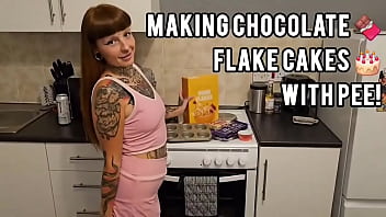 Who likes chocolate flake cakes even better with pee video in comments