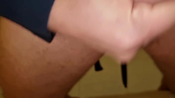 Adora segarsi rischiando di essere scoperto sborrata nel salone della matrigna da sola a casa con le figlie vergini che dimenticano le mutandine sul divano quando papà non c'è il cazzo balla