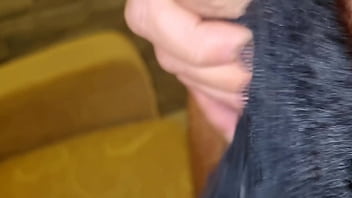 Adora Segarsi Rischiando Di Essere Scoperto Sborrata Nel Salone Della Matrigna Da Sola A Casa Con Le Figlie Vergini Che Dimenticano Le Mutandine Sul Divano Quando Papà Non C'è Il Cazzo Balla thumbnail