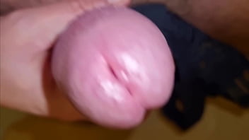 Adora segarsi rischiando di essere scoperto sborrata nel salone della matrigna da sola a casa con le figlie vergini che dimenticano le mutandine sul divano quando papà non c'è il cazzo balla